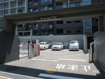 敷地内駐車場の出入り口はロボットゲート付きです。