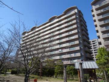 ジオ茨木学園町5番館の外観（南東側から）