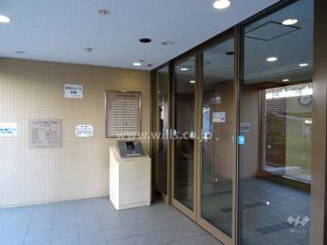 エントランスはオートロック付きです。