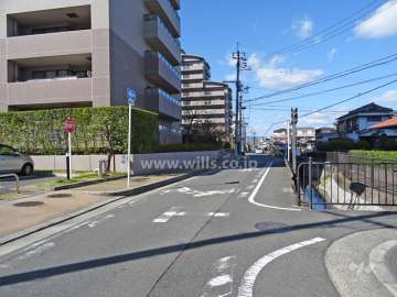敷地東側の前面道路