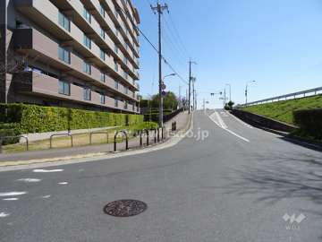ジオ茨木学園町6番館の南側前面道路
