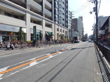 敷地西側の前面道路