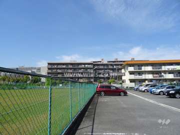 ステイツ茨木・奈良町の遠景。マンションの南側は田んぼと駐車場の為、開放感があります。