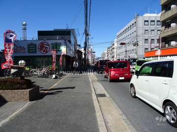 敷地東側の前面道路（南側から）