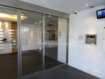 エントランスはオートロック付きです。