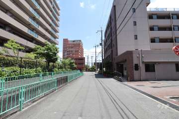 敷地北側の前面道路（西側から）