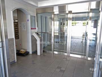 西側エントランスはオートロック付きです。