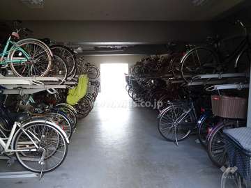 屋内に設けられた駐輪場