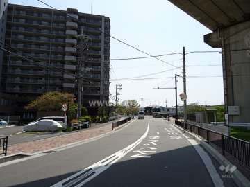 敷地西側の前面道路