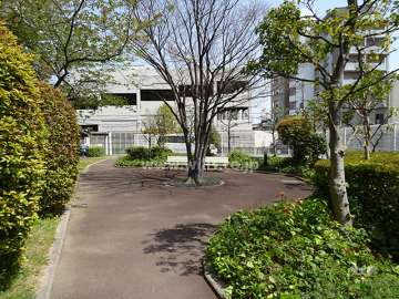 東側エントランスアプローチ