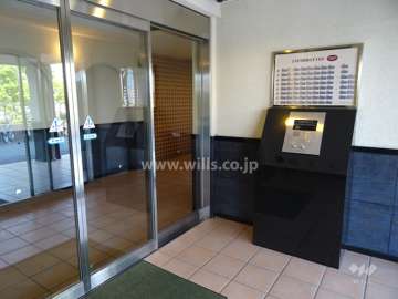 エントランスはオートロック付きです。