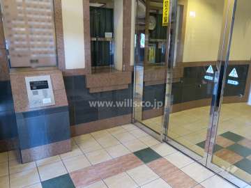 エントランスはオートロック付きです。