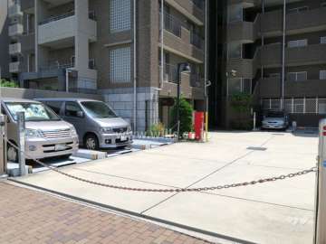 敷地内駐車場の出入り口はロボットゲート付きです。
