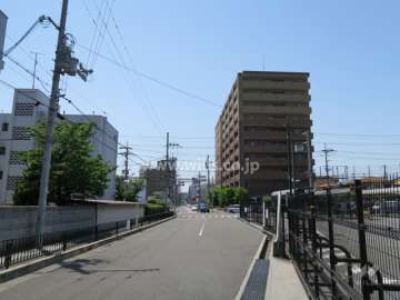 敷地東側の前面道路。ディークラディア茨木春日の遠景