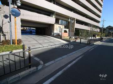 駐車場出入り口