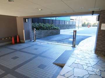 駐車場出入り口（ロボットゲート付き）