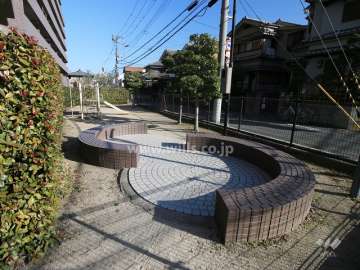敷地に隣接する児童公園