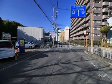 敷地南側の前面道路（東側から）