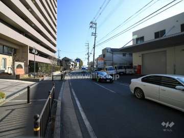 敷地南側の前面道路（西側から）