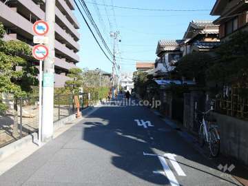 敷地東側の前面道路（南側から）