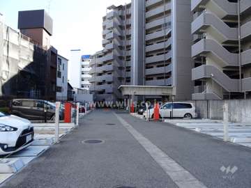敷地内駐車場（屋外機械式）出入り口はロボットゲートです。