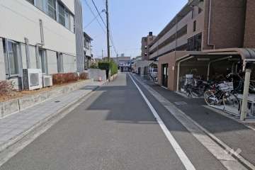 敷地北側の前面道路(西側から)