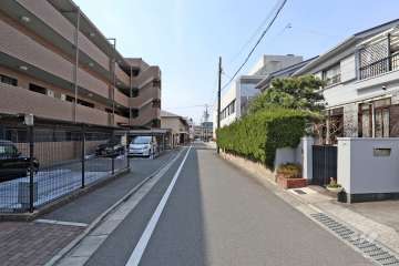 敷地北側の前面道路(東側から)