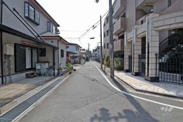 敷地東側の前面道路(北側から)