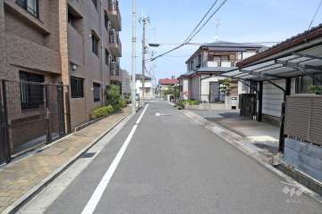 敷地東側の前面道路(南側から)