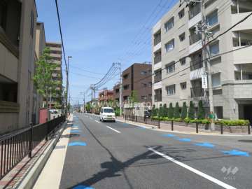 敷地西側の前面道路