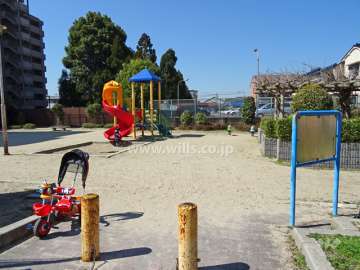 公園内には遊具が設置されています。