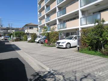 1階の一部住戸には専用駐車場が付いています。