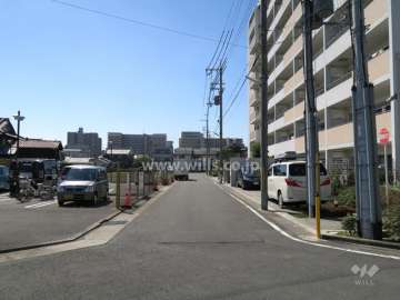 敷地東側の前面道路（北側から）