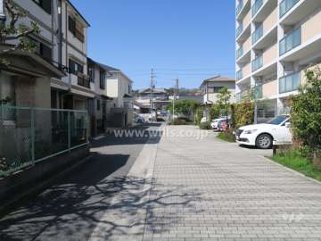 敷地南側の前面道路（東側から）