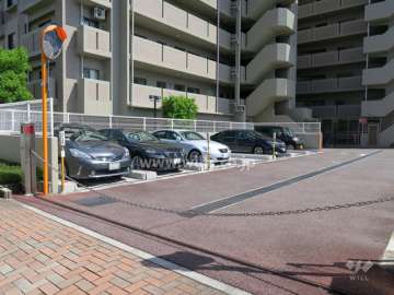 敷地内駐車場（屋外機械式）出入り口にロボットゲート付きです。