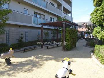 敷地に隣接して小さな公園があります。