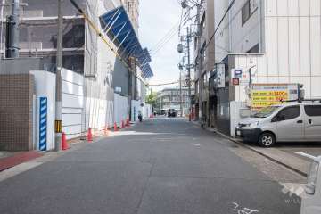 敷地北側の前面道路（西側から）