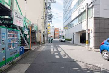 敷地北側の前面道路（東側から）