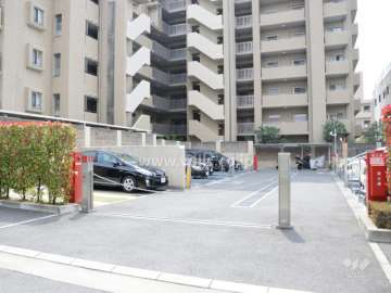 敷地内駐車場（屋外平面式と屋外機械式）　ロボットゲート付きです。