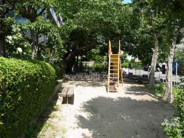 敷地に隣接して公園があります。