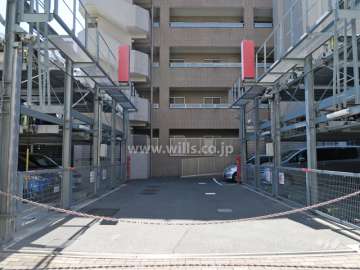 敷地内駐車場（屋外機械式）。出入り口にはロボットゲート付きです。