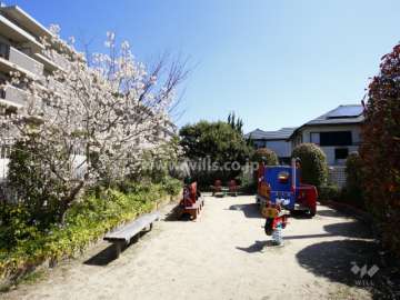 敷地南側に隣接して小さな公園があります。