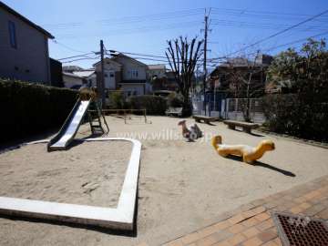 公園内には遊具が設置されており、子供の遊び場にピッタリです。