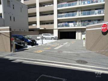 敷地内駐車場（屋外機械式）ロボットゲート付きです。