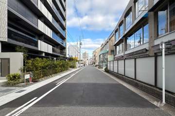 敷地南側の前面道路（西側から）