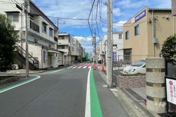 敷地の南側前面道路（東側から）