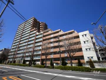 プレミスト茨木春日丘の外観（南東側から）