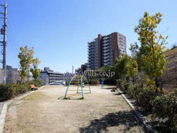 敷地に隣接して公園があります。