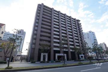 ローレルコート・エスタ上本町の外観（北東側から）