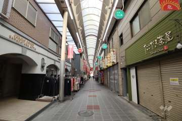 敷地東側の前面道路。玉造日之出通商店街です。